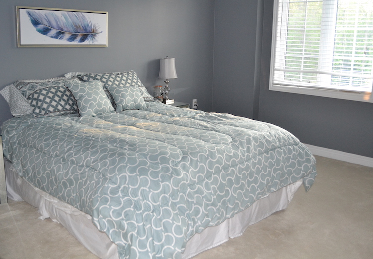 Staging a bedroom, convertible comforter, maple harbour review, maple harbor bed set review, maple harbour reversible comforter, how to stage your bedroom, reversible bedroom sets, reversible bed set 