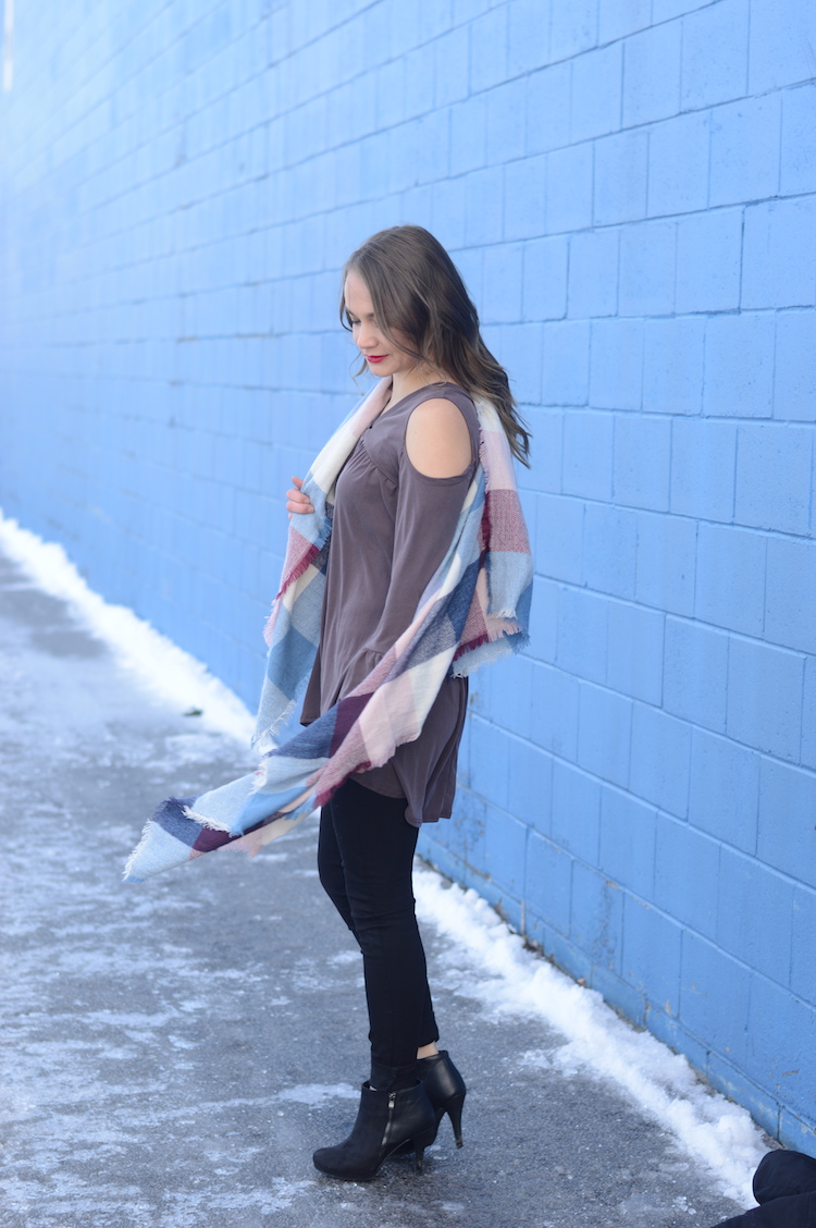 2017 Fashion Trends, open shoulder shirt, pink plaid blanket scarf