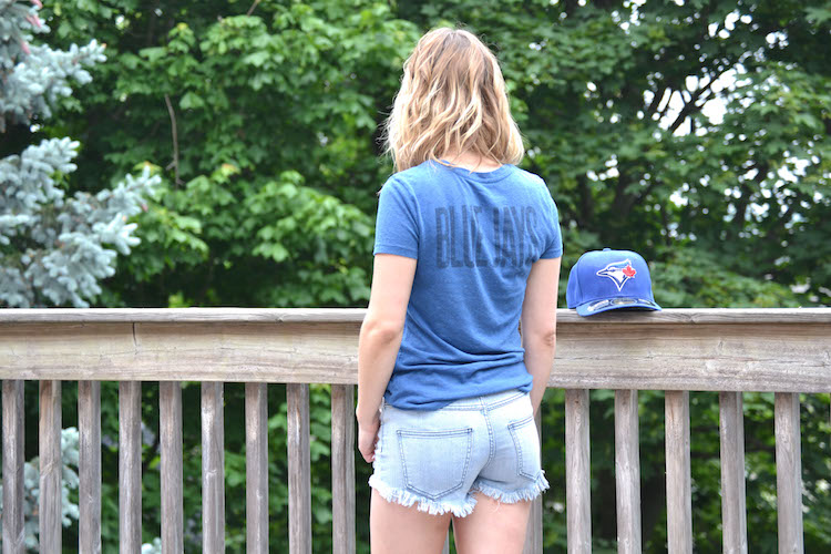 What to wear to a blue jays game, what to wear to a baseball game, how to wear high waisted shorts, Canada blue jays games, blue jays tshirt, blue jays woman outfit, what do you wear to a baseball game?, what to wear to a sports game, Toronto blue jays, outfit ideas for Toronto blue jays, outfit ideas for Toronto blue jays