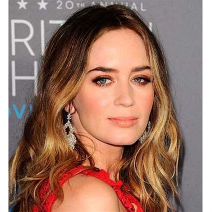 Red carpet hair, how to get textured waves, wavy hair how to, best way to get wavy hair, easy way for wavy hair style, textured wavy hair, viviscial hair, flow hair care line, flow beauty, red carpet hair styles, Rachel mcadams hair style, how to get Rachel mcadams hair, Emily blunt hair style, how to achieve Emily blunts wavy hair