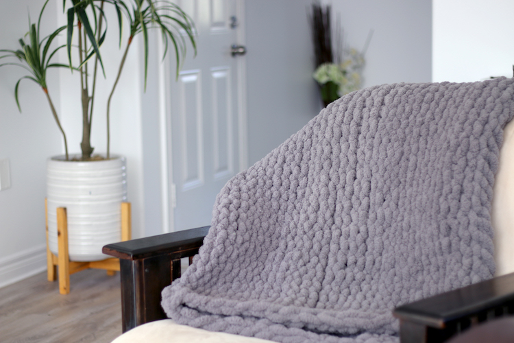 How to Hand Knit a Blanket with Bernat Blanket Big Yarn -  OkieGirlBling'n'Things